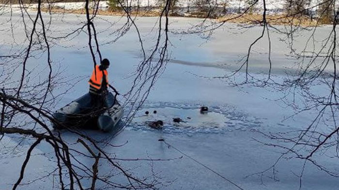 На Хмельнитчине провалились под лед четыре рыбака (видео)