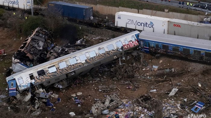 Число жертв столкновения поездов в Греции выросло (видео)