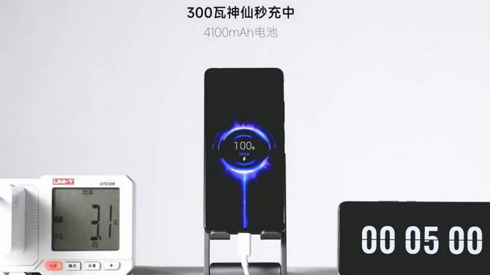 Рекорд скорости: смартфон Xiaomi зарядили всего за 5 минут зарядкой на 300 ватт (видео)
