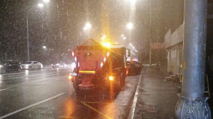 В Киеве штормовая погода: залповые снегопады, сильный ветер и гроза