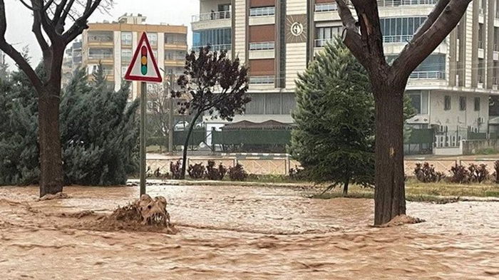 В пострадавших от землетрясений провинциях Турции начались наводнения