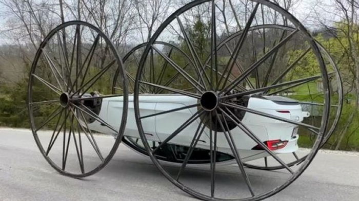 На Tesla установили огромные колеса от дилижанса (видео)