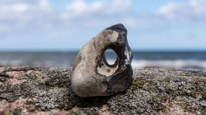 Ведьмин камень защищает от зла: ученые рассказали, откуда берутся странные амулеты и их историю