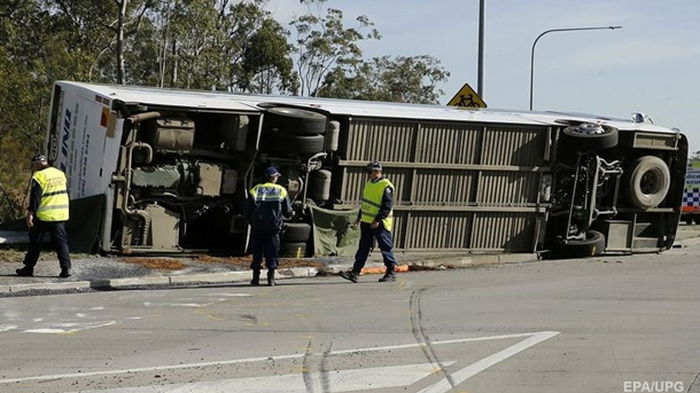 В Австралии перевернулся свадебный автобус (фото)