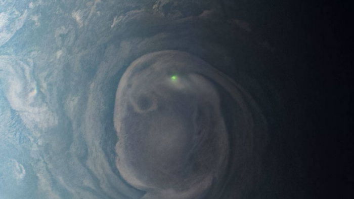 Аппарат NASA сделал снимок инопланетной зеленой вспышки на Юпитере: что это