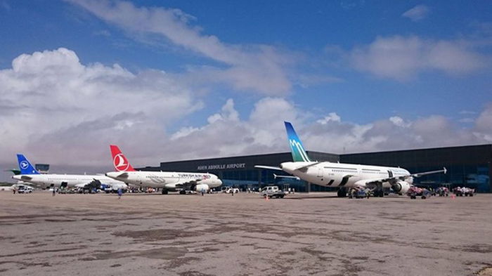 В Сомали самолет на скорости врезался в ограждение (видео)
