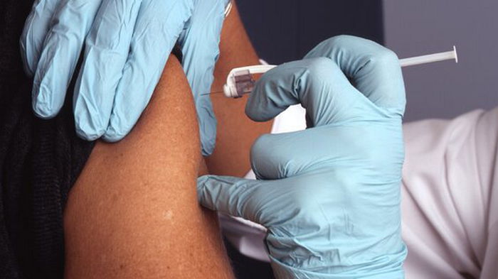 С июля украинцы могут контролировать вакцинации в одном приложении Helsi