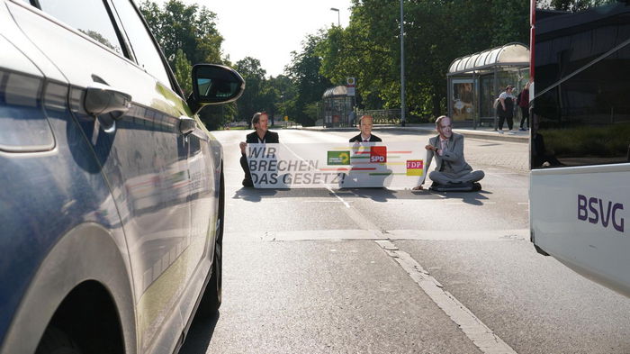 В Германии экоактивисты в масках Шольца блокируют движение транспорта в городах