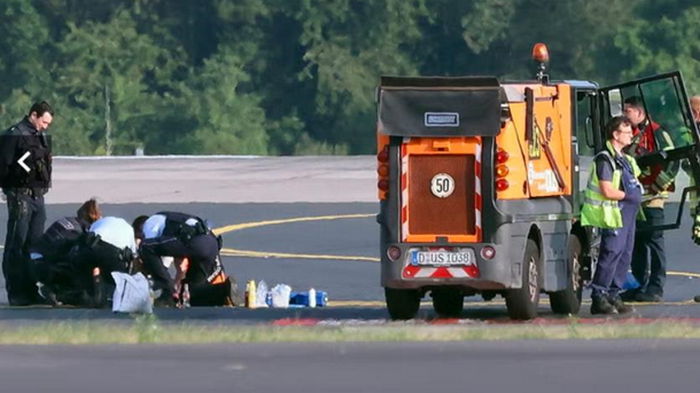 Приклеились к взлетной полосе: экоактивисты заблокировали аэропорты Германии