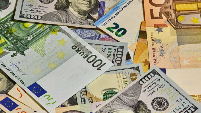 Официальный евро подорожал почти на 60 копеек до нового рекорда