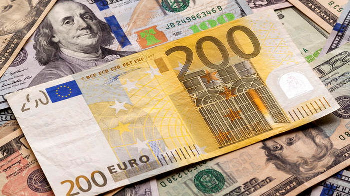 Официальный курс евро снизился впервые за две недели