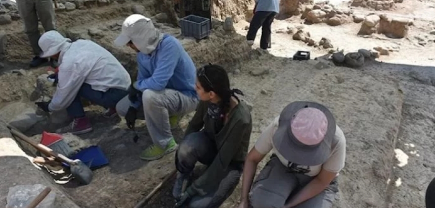 Доисторическая математика: археологи нашли камень для вычислений возрастом 8 тыс. лет (фото)