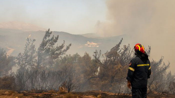 В Греции пожар задел склад с боеприпасами: началась детонация
