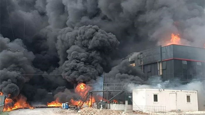 В Турции произошел масштабный пожар на химзаводе