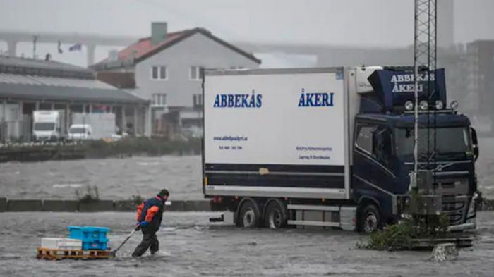 Мощный циклон накрыл Швецию: наводнение затопило порт (видео)