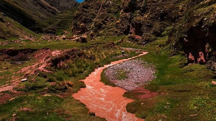 Река в Перу становится красной каждую зиму (фото, видео)