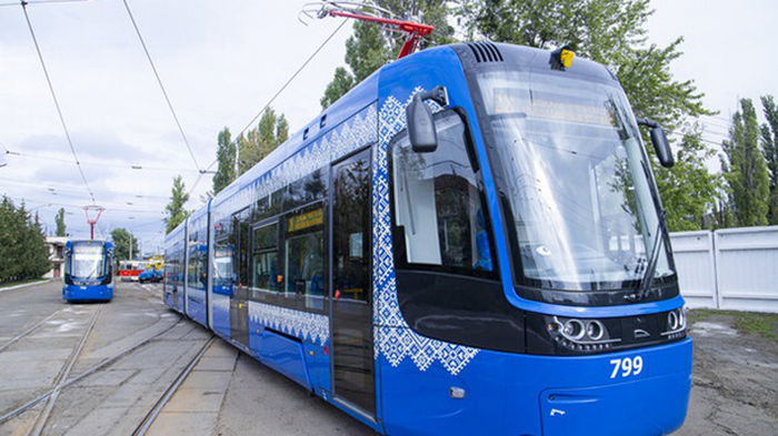 В Киеве с рельсов сошел вагон трамвая: есть пострадавшие