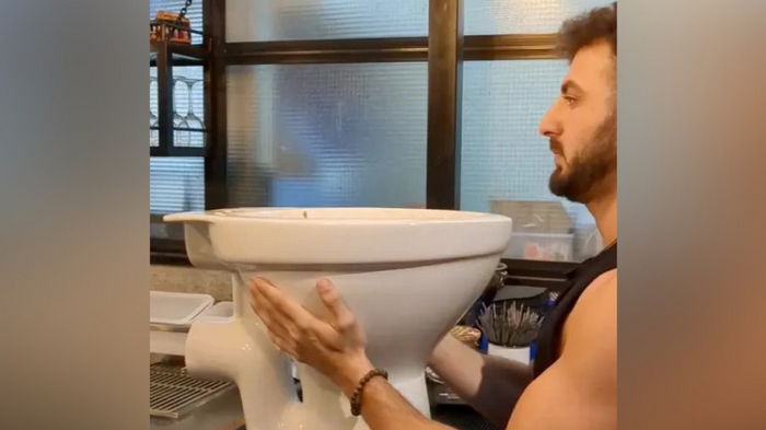 Вызывает рвоту: в израильском ресторане подают шоколадное мороженное в унитазе (видео)