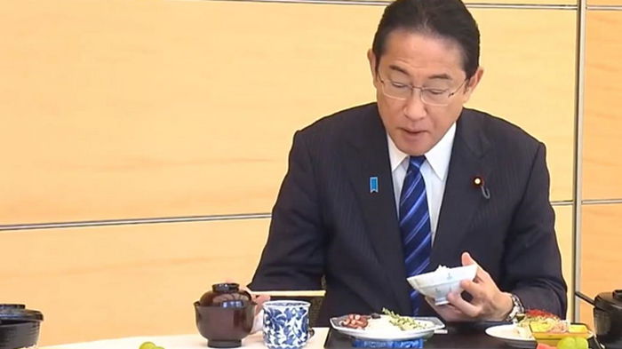 Премьер Японии пообедал рыбой из вод у Фукусимы