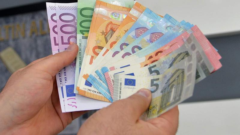 Наличный евро в банках дешевеет