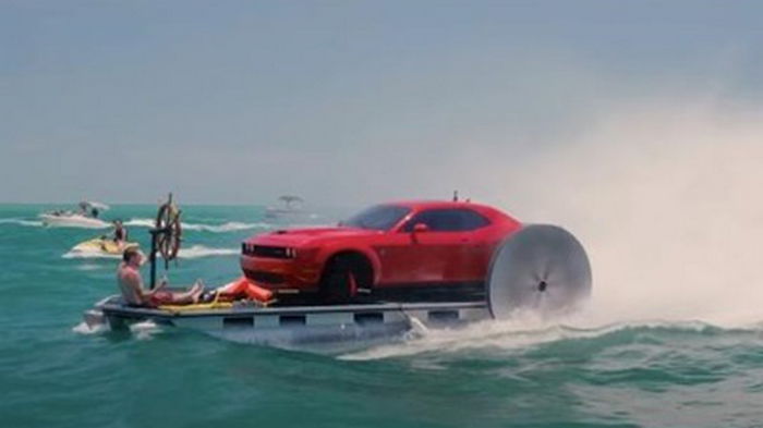 Роскошный Dodge превратили в необычную лодку (видео)