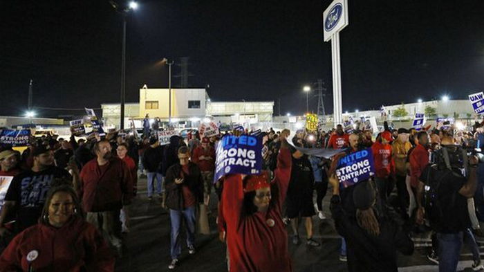 Забастовщики остановили работу трех крупных автозаводов в США