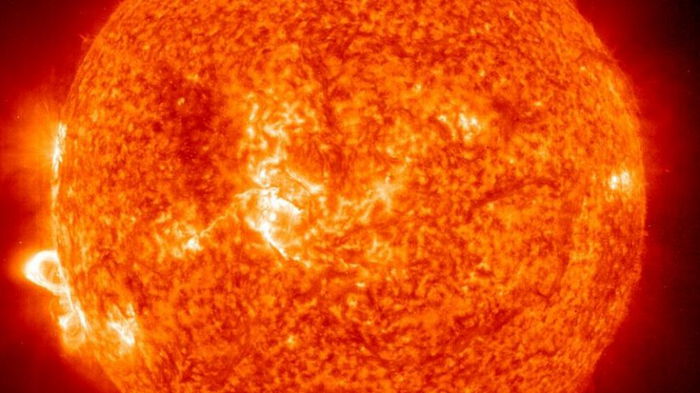 Почему внешняя атмосфера Солнца аномально горячая: ученые нашли ответ