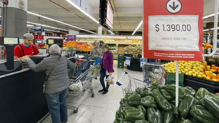Инфляция в Аргентине выросла до максимума за 32 года