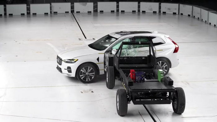 Не такой уж и безопасный: Volvo XC60 не справился с обновленным краш-тестом (видео)
