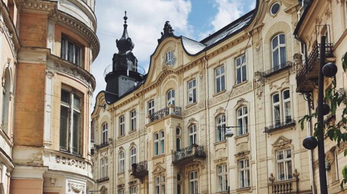 Во Львове оштрафовали жителей, которые заменили окна на пластиковые и застеклили балконы
