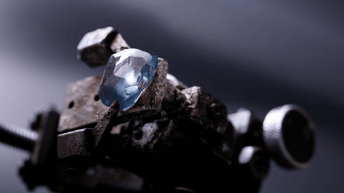 Цвета древних океанов: как уникальный алмаз возрастом 3 млрд лет бросает вызов бриллиантовым нормам