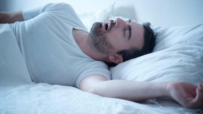 Засыпать в уютной тишине: ученые рассказали, как легко избавиться от храпа