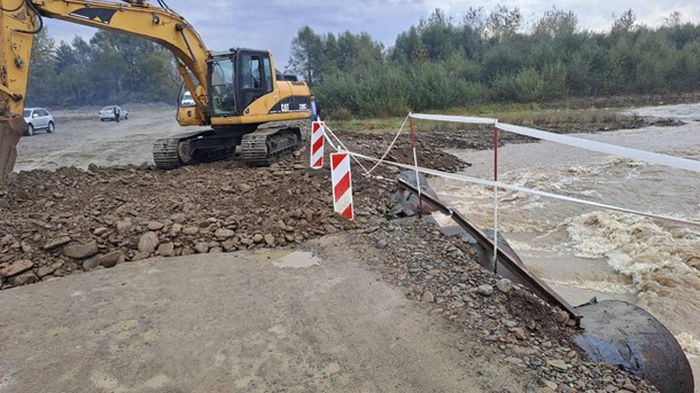 Вода подмыла мост: в Закарпатье остановили движение по государственной трассе