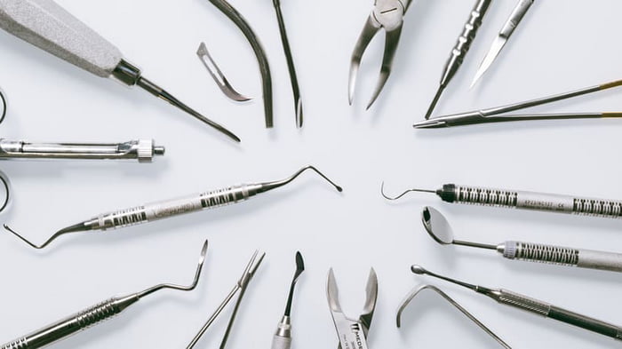Хірургічні стоматологічні інструменти: призначення та особливості