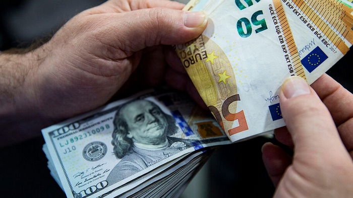 Доллар и евро подешевели в обменниках