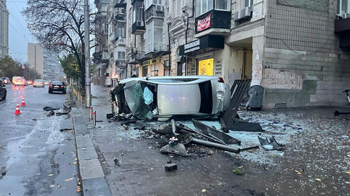 В Киеве автомобиль наехал на людей на остановке