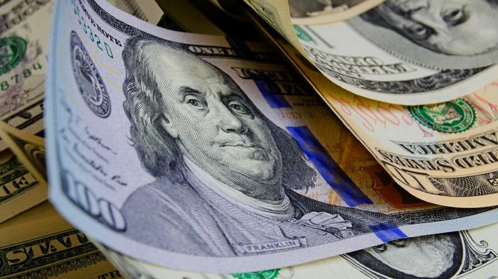 Доллар снова подешевел: НБУ снизил официальный курс