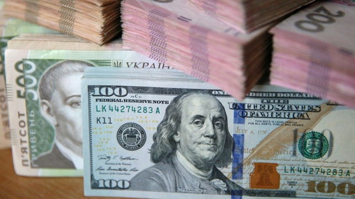 Доллар подешевел после резкого роста: НБУ установил официальный курс
