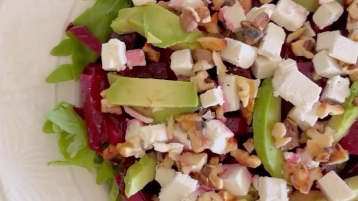 Салат с маринованой свеклой: простой рецепт очень полезного блюда в сезон простуд