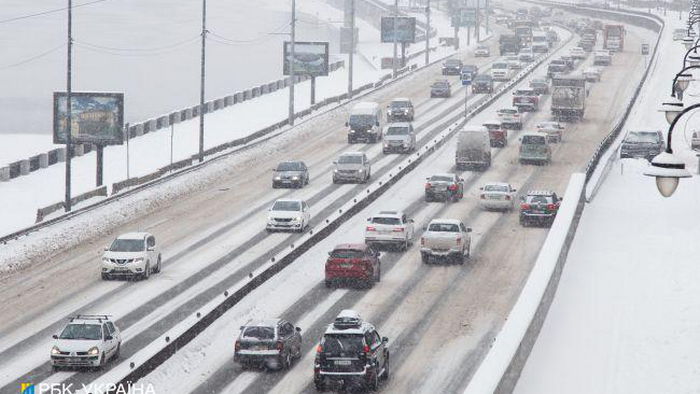 Гололед и снег: что нужно знать водителям и как безопасно ездить в непогоду