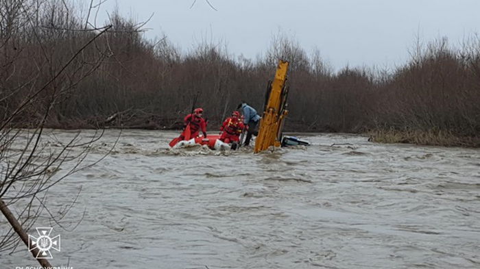 На Прикарпатье трактор упал в бурную реку