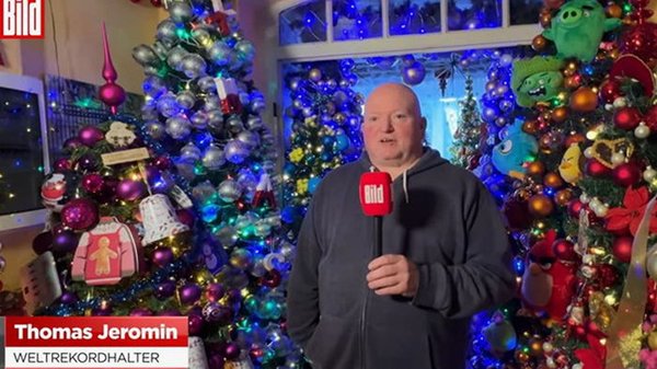 Супруги из Германии установили 555 новогодних елок в своем доме
