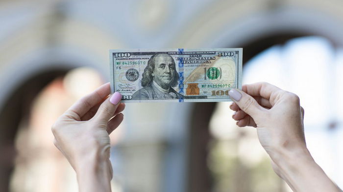 Что будет с курсом доллара и ценами в Украине: финансовые аналитики улучшили прогнозы