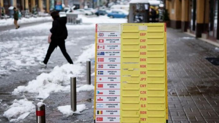 Курс гривны укрепился к доллару в обменниках