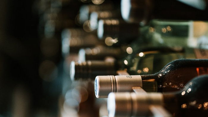 Пестициды нашли в половине бутылок вина: ученые назвали сорта, которых стоит избегать