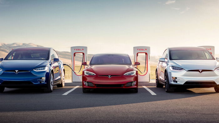 Tesla отзывает еще 120 000 автомобилей в США. Причина – опасные двери