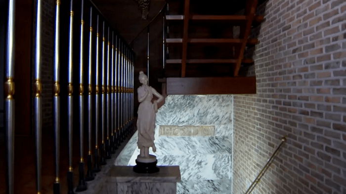 Камни времен Помпей: украшение под лестницей оказалось давно забытым артефактом (видео)