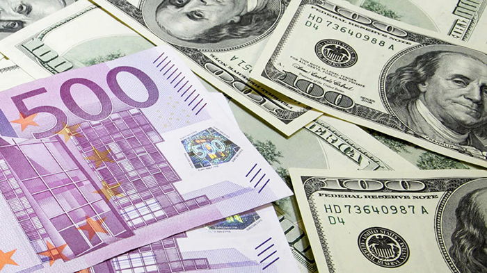НБУ впервые поднял курс доллара выше 38 гривен