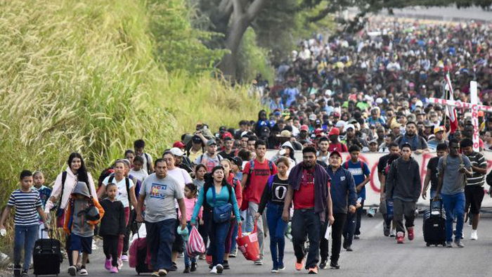 Тысячи мигрантов с юга Мексики пешком отправились в сторону границы США