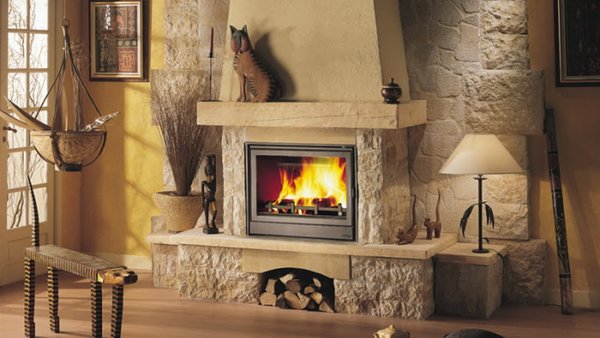 камін в інтер'єрі